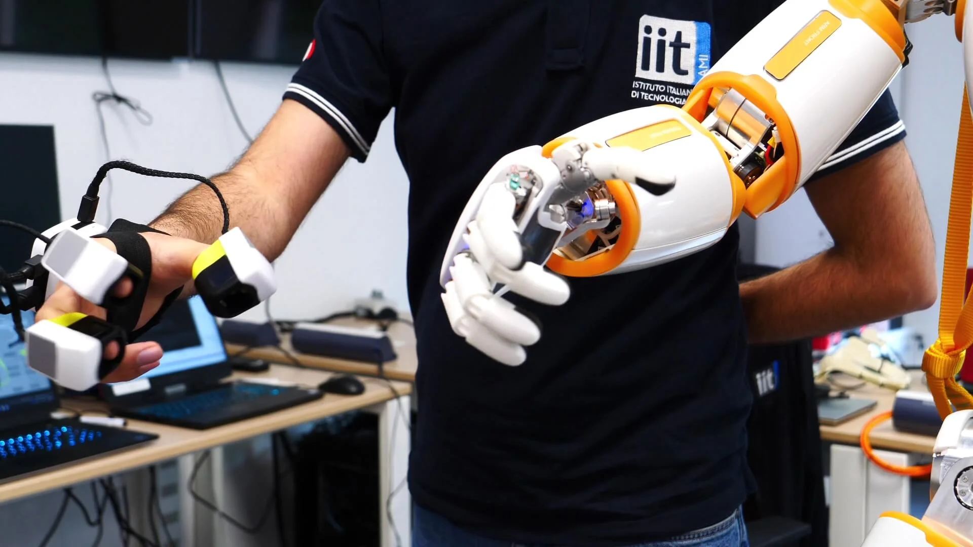 WEART TouchDIVER G1 haptic glove for Manipulation